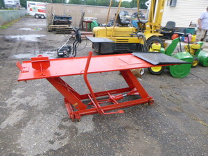 lot 4 image: Hydraulic Motorcycle Lift Table