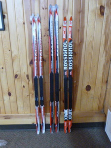 lot 30 image: 3 Pair of Youths Skis