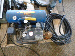 lot 47 image: Emglo Air-Mate Air Compressor