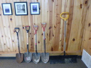lot 62 image: 5 Shovels
