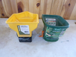 lot 64 image: 2 Hand Spreaders