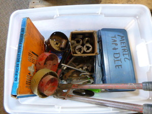 lot 86 image: Tote of Garage Items