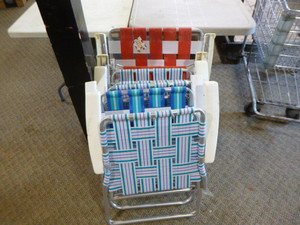 lot 139 image: 4 Folding Lawn Chairs and Lounger