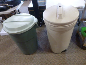 lot 141 image: 2 Plastic Trash Cans