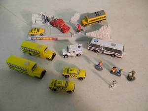 ORIGINAL - VINTAGE 1997 Mattel CITY STREETS Series 1 with MICRO MACHINES  FIGURES - GREAT SET - NICE - SEE PICTURES