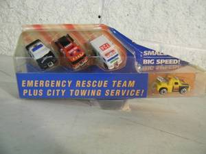 ORIGINAL - VINTAGE 1996 EMERGENCY RESCUE TEAM PLUS CITY TOWING SERVICE HOTWHEELS MICRO MACHINES - GREAT SET - NICE - IN BOX, BOX ALTERED - SEE PICTURES