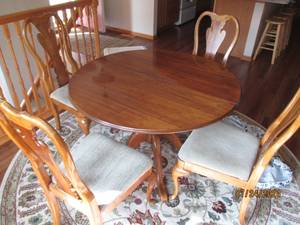 Stunning Quality Round Dining room ...