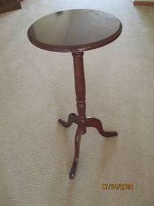 Queen Annes round wooden petite pe...