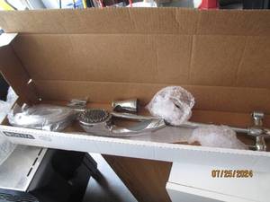 Brand New in box Delta handheld sho...