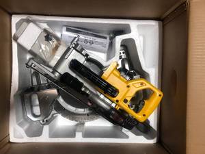 DEWALT 20V MAX Cordless 7-14 in. Sliding Miter Saw with (1) 20V Battery 4.0Ah Customer Returns See Pictures