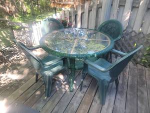 lot 44 image: Classic Green Patio Round Dining Set - 4 Chairs
