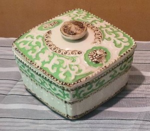 lot 84 image: Brilliant Vintage Japanese Painted Ceramic Salt & Pepper