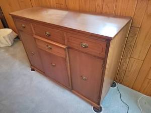 lot 17 image: Gorgeous Vintage Sideboard Cabinet