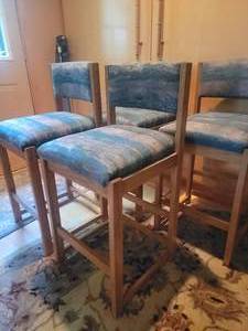 lot 14 image: Stylish Vintage Upholstered Counter Chair Set (4)