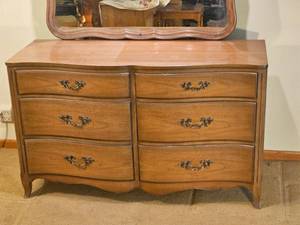 lot 32 image: Provincial Drexel Mirrored Vanity