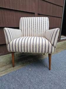 lot 6 image: Mid-Century Pin Leg Parlor Chair
