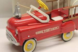 lot 5 image: Hallmark Kiddie Car Classics 1955 Murray Fire Truck Model