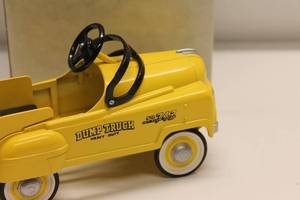 lot 6 image: Kiddie Car Classics 1955 Murray Dump Truck Model