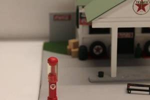 lot 14 image: Vintage Texaco Gas Station Diorama