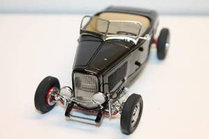 lot 35 image: 1932 Ford Deuce Highboy Diecast Model Car