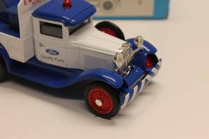 lot 42 image: Ford Model A Wrecker Diecast Collectible Car