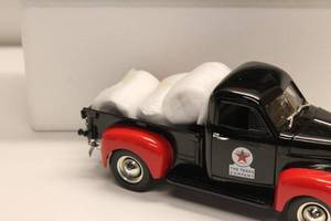lot 49 image: 1947 Studebaker Pickup Truck Die-Cast Model by Ertl Collectibles