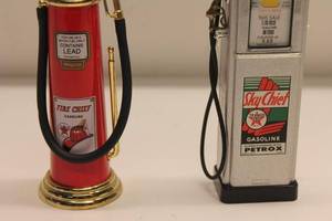 lot 68 image: Vintage Texaco Fire Chief and Sky Chief Gas Pump Coin Banks