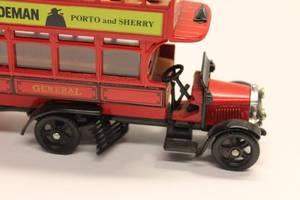 lot 85 image: Vintage Diecast Model Bus - Sandeman Porto and Sherry Advertisement