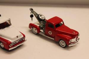 lot 89 image: Lot of 2 Texaco Diecast Tow Trucks - Ford F100 and Vintage Wrecker