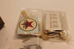 lot 104 image: Vintage Texaco Advertisement Sign Kit