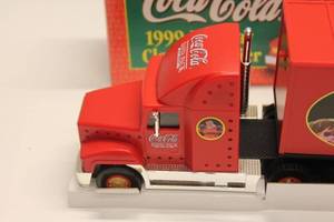 lot 107 image: Coca-Cola 1999 Holiday Classic Carrier with 53 Corvette Die-Cast Model