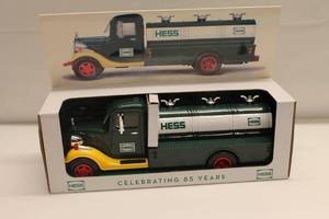lot 116 image: 2018 Hess Toy Truck - 85th Anniversary Edition