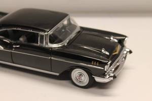 lot 123 image: 1957 Chevrolet Bel Air 118 Scale Diecast Model