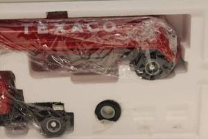 lot 136 image: Texaco Diecast Tractor with Tank Trailer 143 Scale Model