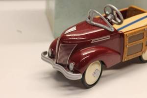 lot 143 image: Kiddie Car Classics 1939 Ford Station Wagon Diecast