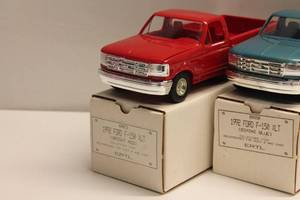 lot 163 image: Lot of 8 ERTL Die-Cast Model Trucks (1991 & 1992 F-150 and Silverado Sportside)