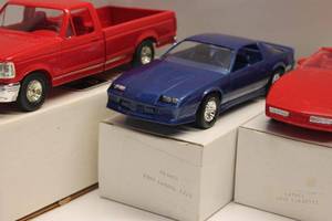lot 165 image: Lot of 6 Die-Cast Model Cars and Trucks - Various Makes & Models
