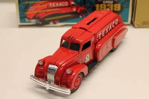 lot 189 image: Texaco Collectible Toy Trucks - 1939 Dodge Airflow & 1930 Diamond-T Fuel Tanker