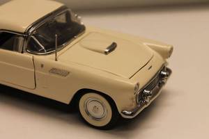 lot 211 image: 118 Scale 1956 Ford Thunderbird Diecast Model Car