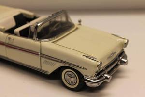 lot 216 image: 118 Diecast Model 1957 Chevrolet Bel Air Convertible