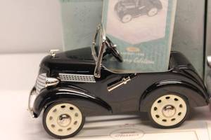 lot 227 image: Hallmark Kiddie Car Classics Limited Edition Set - Ford, Kidillac, Tin Lizzie