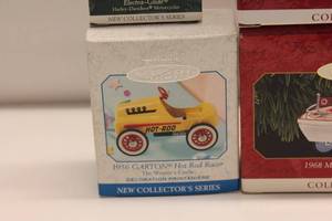 lot 263 image: Lot of 5 Hallmark Keepsake Ornaments