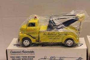 lot 315 image: 1952 GMC Twin Boom Wrecker and Dry Goods Van 134 Scale Models