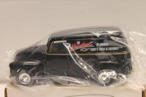 lot 319 image: Ertl 1950 Chevy Panel Bank and 1955 Pickup Truck Bank