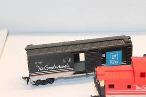lot 341 image: Mr. Goodwrench HO Scale Train Set - 5 Piece Lot