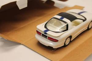 lot 353 image: 1994 Pontiac Trans Am 25th Anniversary 125 Scale Model (Arctic White)