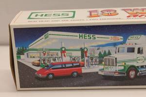 lot 367 image: Hess 18 Wheeler and Racer Toy Truck