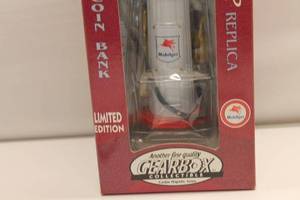 lot 419 image: Limited Edition Wayne 1920 Gas Pump Replica Coin Bank
