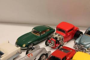 lot 448 image: Lot of 17 Die-Cast Vintage and Classic Model Cars