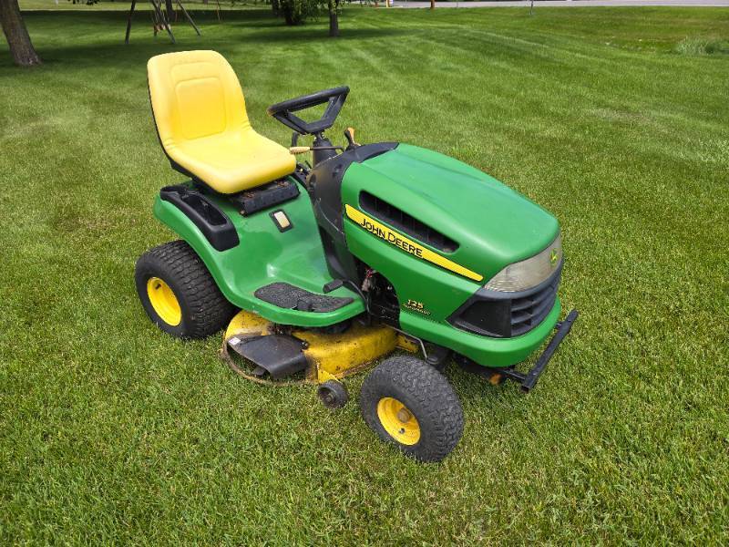 lot 10 image: John Deere 125 Lawn Tractor